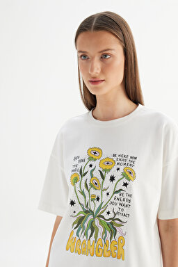 %100 Pamuk Loose Fit Rahat Kesim Bisiklet Yaka Baskılı Kırık Beyaz Tişört - Off White-W2520305102 (görsel 4)