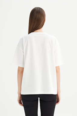 %100 Pamuk Loose Fit Rahat Kesim Bisiklet Yaka Baskılı Kırık Beyaz Tişört - Off White-W2520305102 (görsel 6)