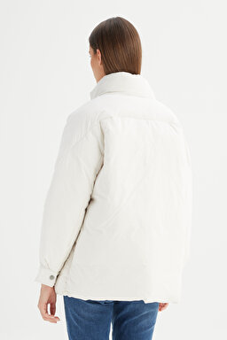 Relaxed Fit Geniş Kesim Dik Yaka Kapitone Detaylı Ekru İnce Mont - Ecru-W2520399104 (görsel 5)