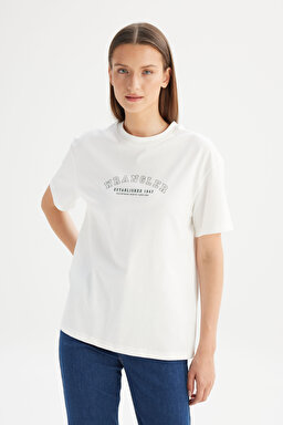 %100 Pamuk Relaxed Fit Rahat Kesim Bisiklet Yaka Logo Detaylı Tişört - Off White-W2520452102