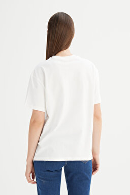 %100 Pamuk Relaxed Fit Rahat Kesim Bisiklet Yaka Logo Detaylı Tişört - Off White-W2520452102 (görsel 5)