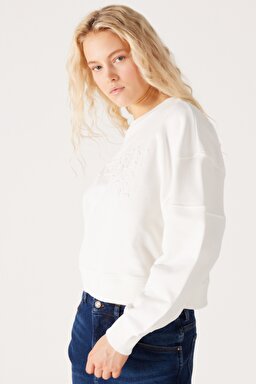 Relaxed Fit Geniş Kesim %100 Pamuk Bisiklet Yaka Beyaz Sweatshirt - Worn White-W6Y2IQW02 (görsel 4)