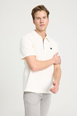 Relaxed Fit Geniş Kesim Polo Yaka Fermuar Detaylı %100 Pamuk Ekru Tişört - Vintage White-W7NQ2052861Y (görsel 2)