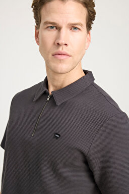 Relaxed Fit Geniş Kesim Polo Yaka Fermuar Detaylı %100 Pamuk Siyah Tişört - Faded Black-W7NQ20528633W (görsel 4)