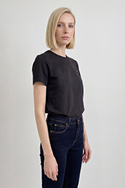 %100 Pamuk Regular Fit Normal Kesim Bisiklet Yaka Patch Logo Siyah Tişört - Black-W7Q05920936 (görsel 4)