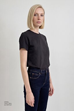 %100 Pamuk Regular Fit Normal Kesim Bisiklet Yaka Patch Logo Siyah Tişört - Black-W7Q05920936 (görsel 2)
