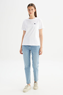 %100 Pamuk Regular Fit Normal Kesim Bisiklet Yaka Patch Logo Beyaz Tişört - White-W7Q05920989 (görsel 2)