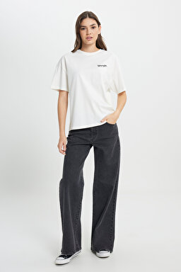 Loose Fit Rahat Kesim Bisiklet Yaka %100 Pamuk Beyaz Tişört - Off White-W7R9EE102 (görsel 4)