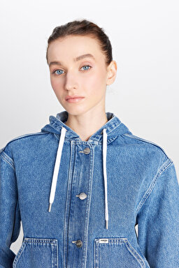 %100 Pamuk Loose Fit Rahat Kesim Kapüşonlu Mavi Denim Ceket - Mid Indigo-WLUJ00001381 (görsel 5)